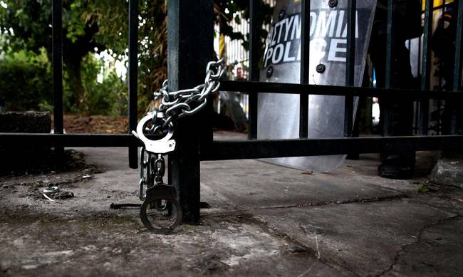 Προσαγωγή 12χρονου που έπεσε στη θάλασσα για τα επεισόδια στο Βόλο