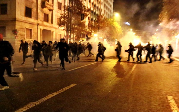 Έκρυθμη η κατάσταση στην Αθήνα – Επεισόδια σε εξέλιξη στα Εξάρχεια [βίντεο] [upd]