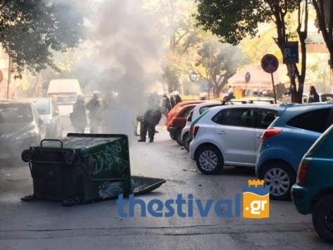 Σε εξέλιξη νέα επεισόδια στη Θεσσαλονίκη μετά το τέλος της πορείας για τον Α.Γρηγορόπουλο (βίντεο)