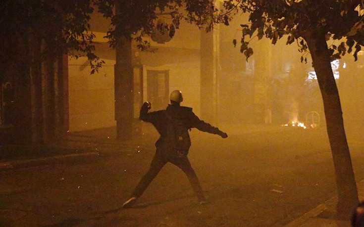 «Πεδίο μάχης» τα Εξάρχεια: Συνεχίζονται οι ρίψεις μολότοφ- Είκοσι προσαγωγές (φωτο) (upd)