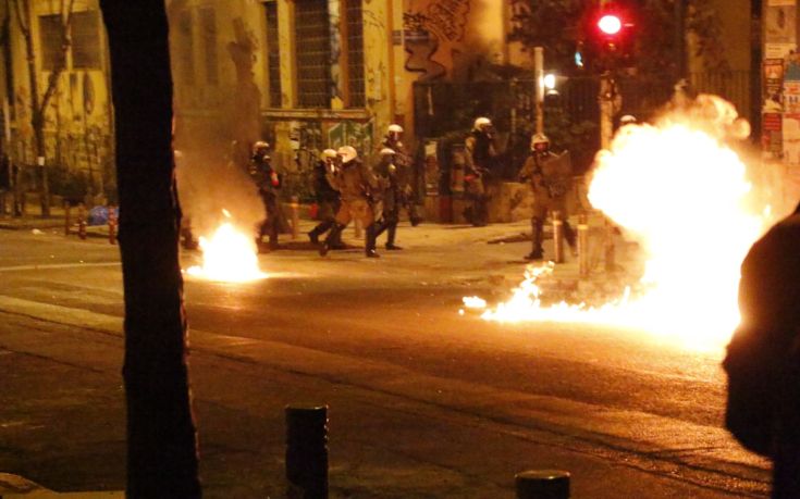 Επεισόδια στα Εξάρχεια αυτή την ώρα – Στις φλόγες τυλίχθηκε περίπτερο [φωτό]