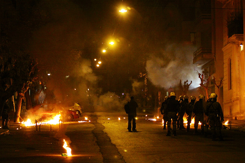 Επεισόδια στα Εξάρχεια: 10 προσαγωγές και 2 συλλήψεις (φωτο)