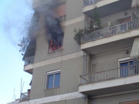Φωτιά σε διαμέρισμα στην καρδιά των Τρικάλων! (βίντεο)