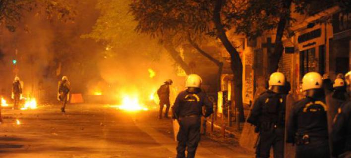 Με μολότοφ ξεκίνησε η πορεία των αναρχικών στο κέντρο της Αθήνας -Προσαγωγές από την αστυνομία (φωτο) (upd)