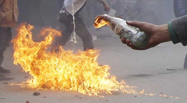 Επεισόδια και στον Βόλο μετά την πορεία- Επίθεση στο Αστυνομικό Τμήμα