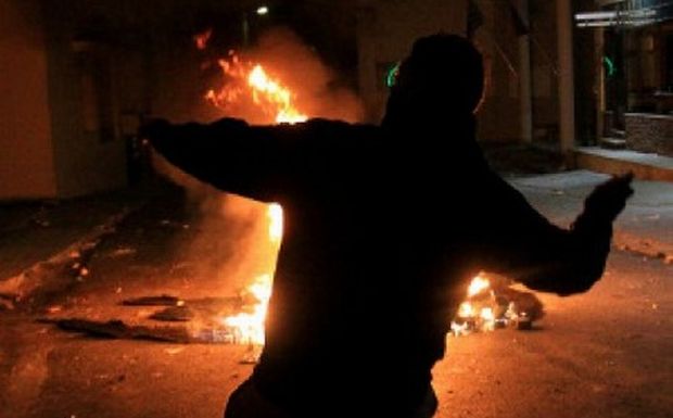“Βροχή” οι μολότοφ στα Εξάρχεια – Καίγεται διαμέρισμα πολυκατοικίας (vid) (upd)