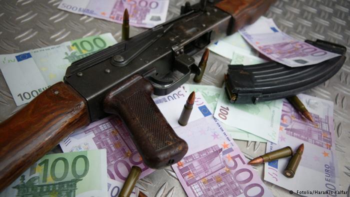 Εκατομμύρια παράνομα όπλα στα Βαλκάνια: Καλάσνικοφ στη “μαύρη” αγορά για 300 ευρώ