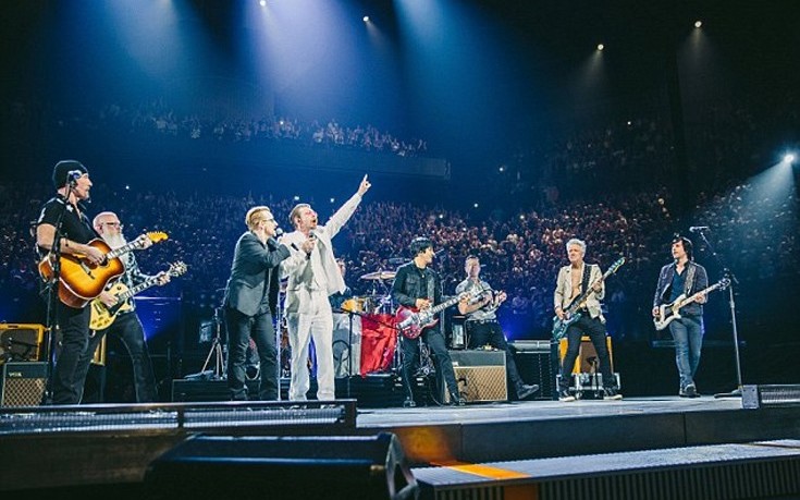Oι Eagles of Death Metal επέστρεψαν στο Μπατακλάν για να “ανοίξουν” τη συναυλία των U2 (φωτό & βίντεο)