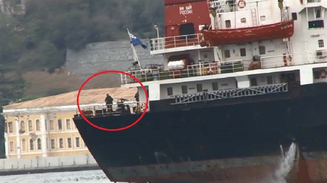Οι Ρώσοι “παίζουν” με τα νεύρα των Τούρκων – Περνάνε και επιδεικνύουν τον ατομικό τους οπλισμό