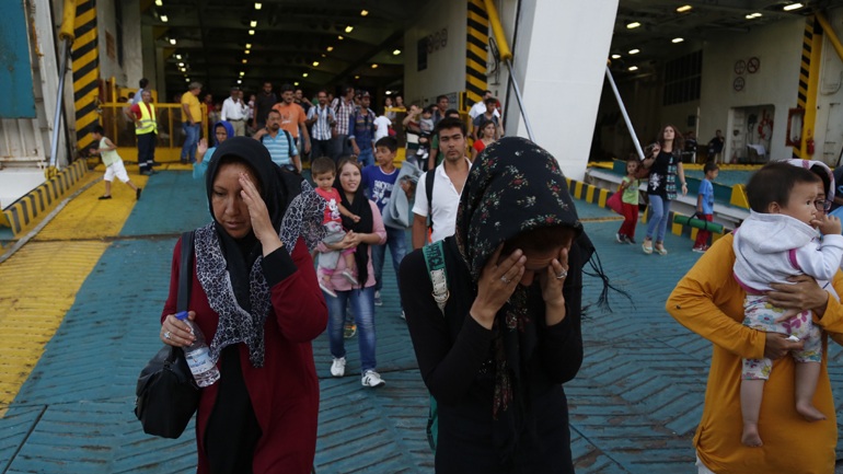 Περίπου 360 λαθρομετανάστες αποβιβάστηκαν σήμερα στον Πειραιά