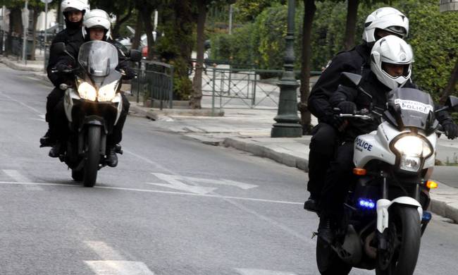 Υπό την επήρεια αλκοόλ συνεργάτης βουλευτή παρέσυρε αστυνομικούς της ομάδας ΔΙΑΣ