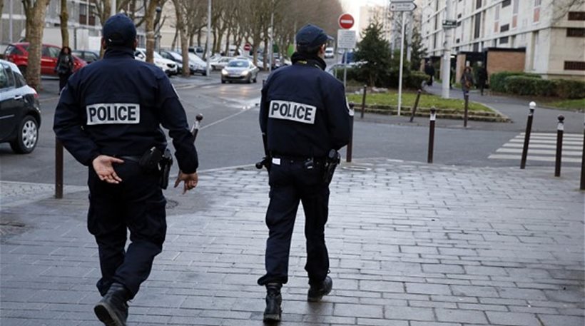 Συναγερμός στο Παρίσι: Koυκολοφόρος που ισχυρίστηκε ότι είναι τζιχαντιστής μαχαίρωσε δάσκαλο στο λαιμό!
