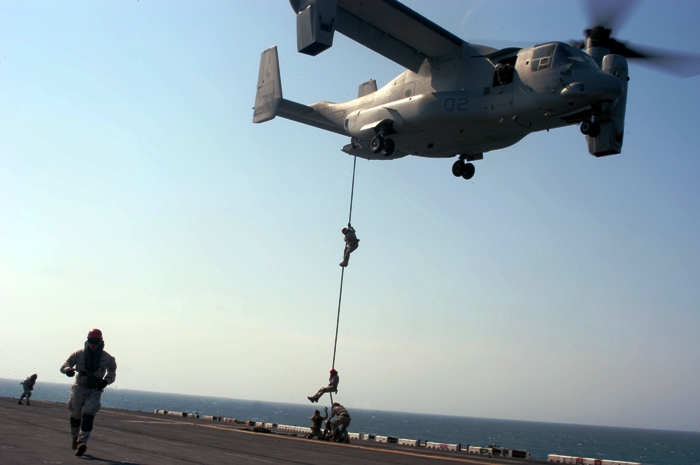 Αμερικανοί Πεζοναύτες: “Fast rope” από MV-22