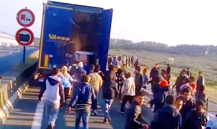 Ρουμάνος μετέφερε στην Ελλάδα 37 λαθρομετανάστες