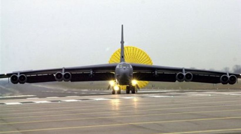 Κίνα: “Σοβαρή στρατιωτική πρόκληση” η υπερπτήση των βομβαρδιστικών B-52 πάνω από τα νησιά Σπάρτλι