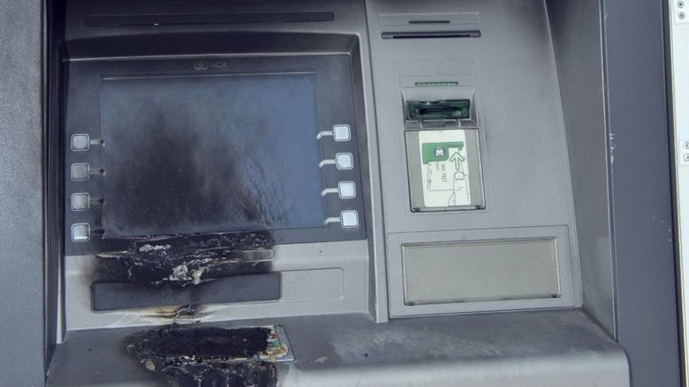 Εμπρηστική επίθεση σε υποκατάστημα τράπεζας στον Χολαργό