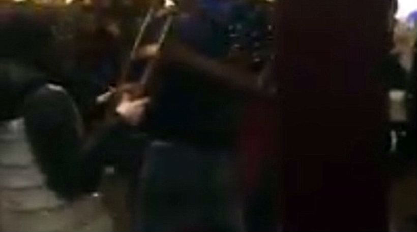 Το ξύλο της… Αρκούδας έπεσε σε ιταλικό εστιατόριο της Βαρκελώνης για τα μάτια μίας σερβιτόρας (vid)