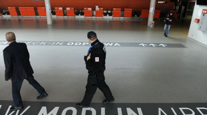 Έληξε ο συναγερμός στο αεροδρόμιο της Βαρσοβίας – Φάρσα το τηλεφώνημα για βόμβα [φωτό]