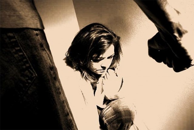 Γιαννιτσά: Πήρε το ξύλο από το τζάκι και χτύπησε την γυναίκα του μπροστά στο ανήλικο παιδί τους!