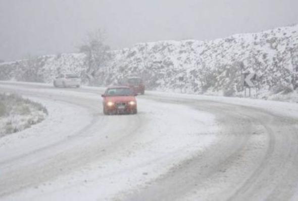 Συνεχίζονται τα προβλήματα στην Εθνική στο τμήμα Λαμίας – Δομοκού λόγω χιονόπτωσης