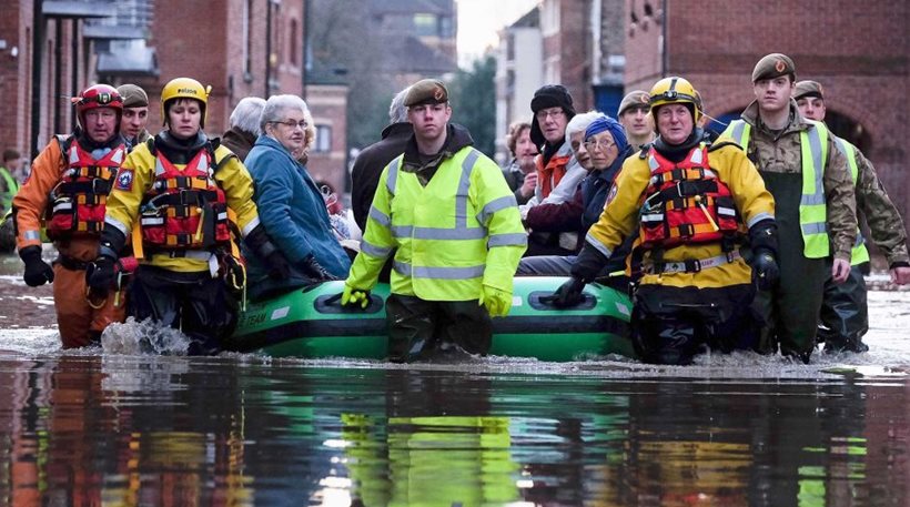 Η Βρετανία μετράει τις πληγές της μετά το κύμα κακοκαιρίας που σάρωσε τα πάντα