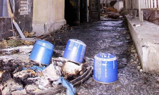 Μικρές ζημιές από γκαζάκια στην είσοδο κτιρίου στον Πειραιά