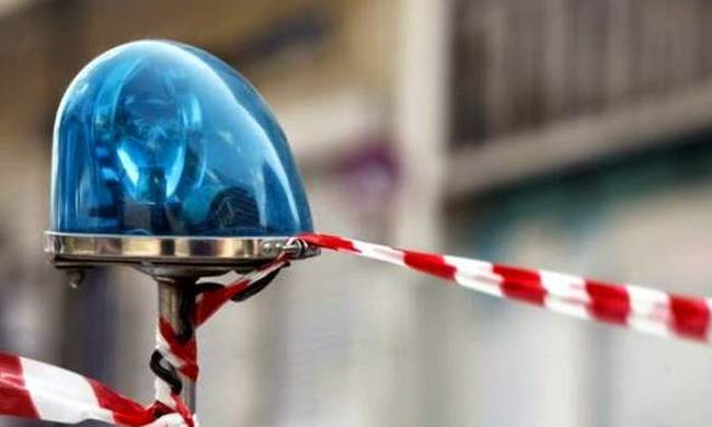 Τρόμος στη Σαρωνίδα: Κουκουλοφόρος απειλούσε με taser μέρα – μεσημέρι!