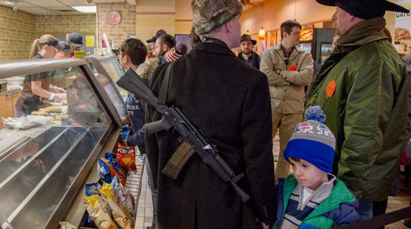 Στο Τέξας επετράπη να κυκλοφορούν με τα όπλα σε εμφανές σημείο και βγήκαν με τα καλάσνικοφ στην πλάτη