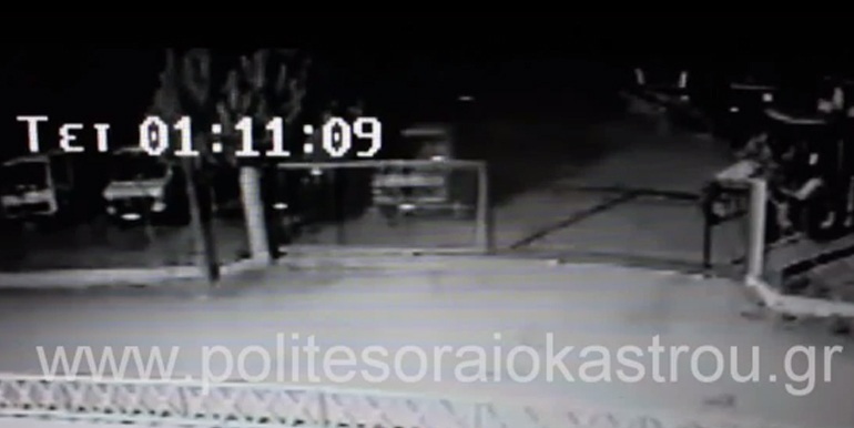 Γκρέμισαν αυλόπορτα με μπουλντόζα και έκλεψαν δύο φορτηγά [βίντεο]