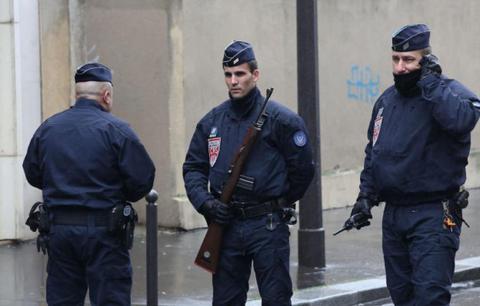 Ψεύτικη η ζώνη με τα εκρηκτικά που φορούσε ο ένοπλος στο Παρίσι