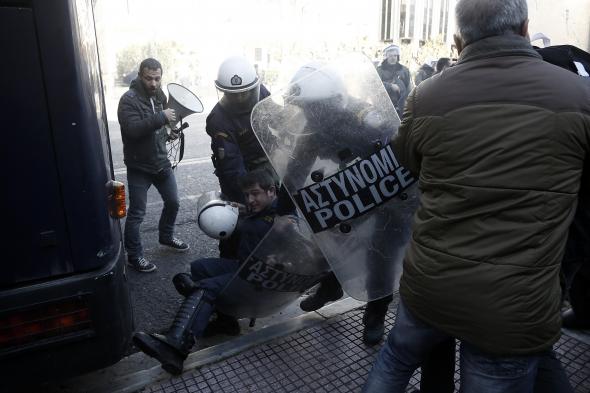 Επεισόδια στη συγκέντρωση του ΠΑΜΕ [βίντεο]