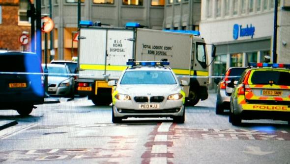 Λίβερπουλ: Μην πλησιάζετε στην περιοχή λέει η αστυνομία λόγω απειλής (βίντεο)