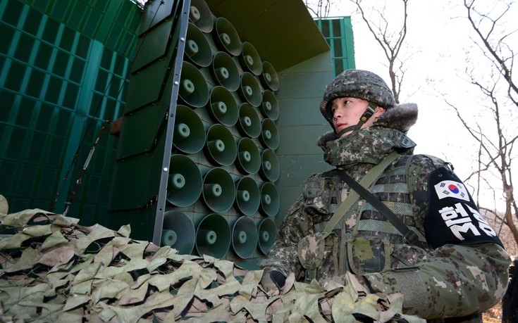Δείτε πλάνα από τις μεταδόσεις προπαγάνδας της Νότιας Κορέας: Μόνο… happy birthday δεν θα πουν στον Κιμ Γιονγκ Ουν [φωτό]