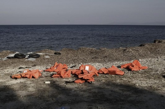 Λέσβος: Συνελήφθησαν μέλη ΜΚΟ για κλοπή σωσιβίων – Τι υποστηρίζουν