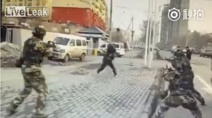 Κινέζοι αστυνομικοί σκοτώνουν εν ψυχρώ άνδρα που βρίσκεται εκτός εαυτού (σκληρό βίντεο)