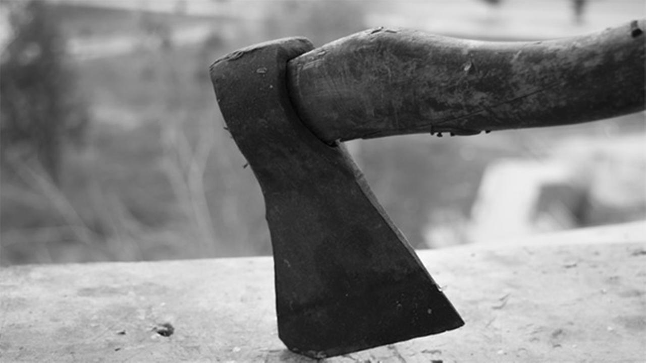 Νεκρός από σφαίρες άνδρας που κρατούσε τσεκούρι [βίντεο]