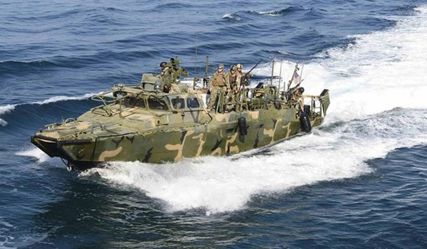 Ιράν: Πήραν όλο τον εξοπλισμό από το αμερικανικό σκάφος και αφού ζήτησε συγγνώμη ο Κέρι απελευθέρωσαν τους 10 πεζοναύτες [βίντεο]