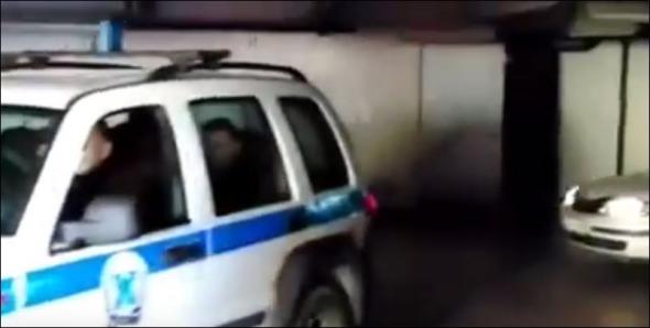 Η στιγμή της αποχώρησης του συζυγοκτόνου από τα δικαστήρια της Κοζάνης [βίντεο]