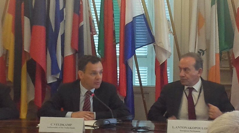 Ολλανδός πρέσβης στην Αθήνα: “Υπάρχει μεγάλος κίνδυνος να εγκλωβιστούν χιλιάδες λαθρομετανάστες και εγκληματίες στην Ελλάδα”