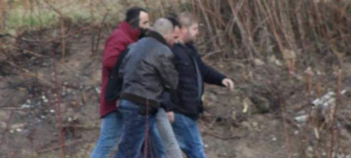 Η στιγμή της σύλληψης του συζυγοκτόνου – Μέσα στο χωράφι που έθαψε τη γυναίκα του [βίντεο]