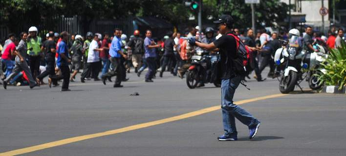 Καρέ- καρέ η επίθεση των τρομοκρατών με το όπλο στο χέρι κατά αστυνομικών στην Τζακάρτα! (φωτό) (upd)