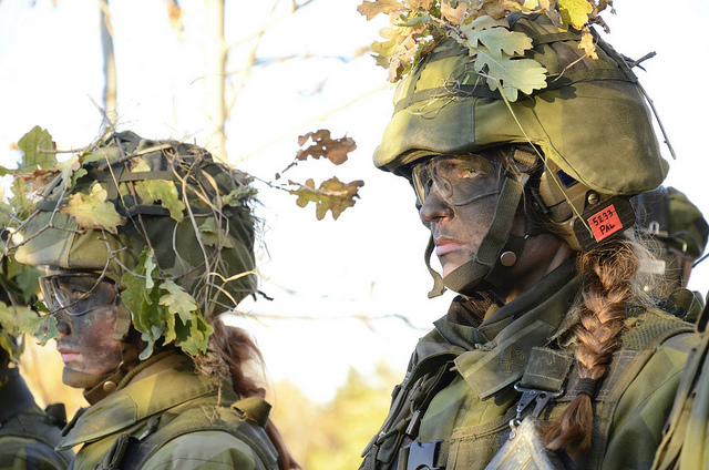 Η Σουηδική Κυβέρνηση εξετάζει την επαναφορά της υποχρεωτικής θητείας