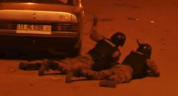 Εκρηκτικά στους πάνω ορόφους του ξενοδοχείου στη Μπουρκίνα Φάσο – Ανταλλαγές πυρών στους δρόμους