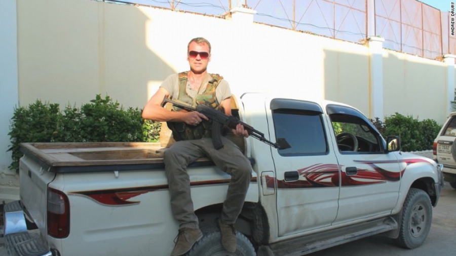 Ο άνθρωπος που κάνει διακοπές σε… εμπόλεμες ζώνες! [φωτό]