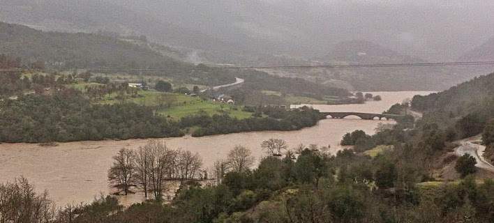 Έπεσε η γέφυρα του Πηνειού στη Διάβα Καλαμπάκας λόγω των ορμητικών νερών (φωτό)