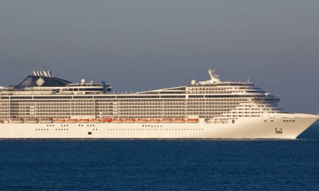 Θρίλερ με ισραηλινό κρουαζιερόπλοιο στη Σούδα (φωτό) UPD2