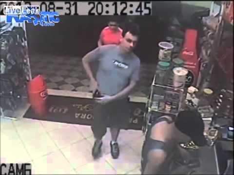 Βίντεο: Στο Μεξικό μυστικός αστυνομικός πυροβολείται σε μίνι μάρκετ και ο ταμίας συνεχίζει απτόητος να εργάζεται!