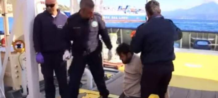 Λιμενικοί στη Σάμο αναγκάζουν Τούρκο διακινητή να δει τα πτώματα τριών παιδιών προς μετάνοια (σκληρό βίντεο)