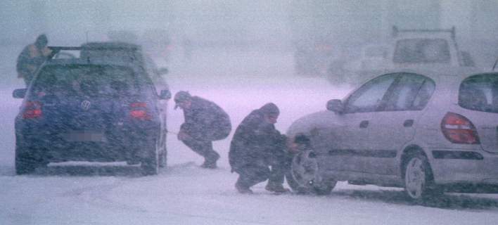 EΛ.ΑΣ.: Χιόνια και πάγος στο οδικό δίκτυο -Πού χρειάζονται αλυσίδες (λίστα)