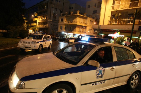 Νίκαια: Μπήκαν με όπλο στο καφενείο